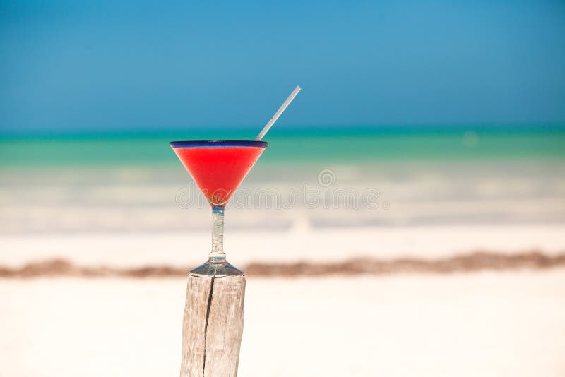 Erdbeeremargarita auf dem sandigen weißen Strand stockbilder Erdbeeremargarita auf dem sandigen weißen Strand stockbilder