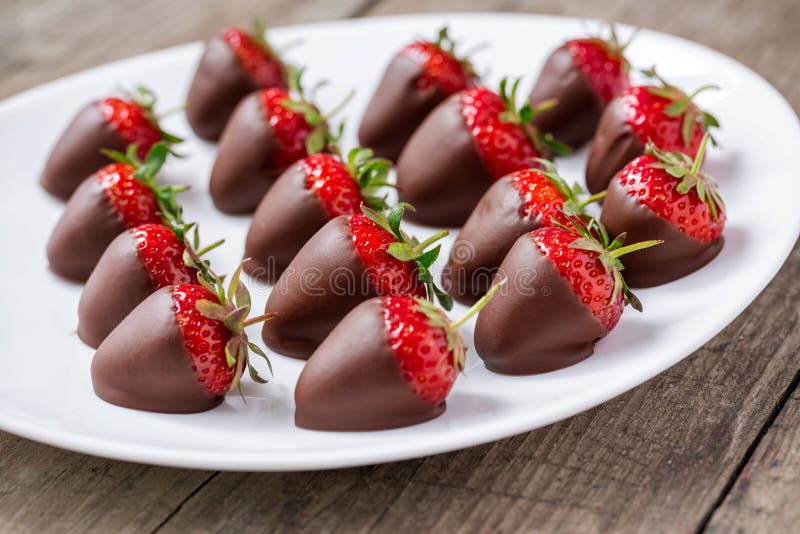 Erdbeeren bedeckt mit dunkler Schokolade lizenzfreies stockfoto Erdbeeren bedeckt mit dunkler Schokolade lizenzfreies stockfoto