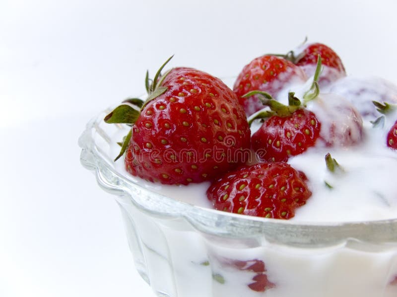 Erdbeeren im Joghurt stockbild. Bild von frisch, erdbeere - 803433