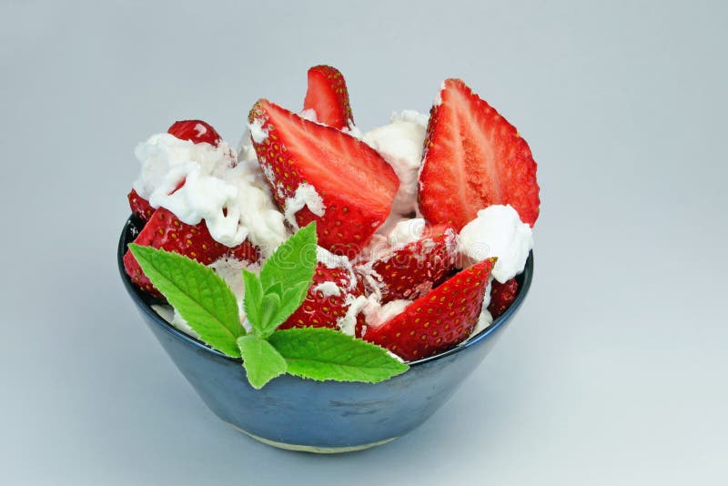 Erdbeeren mit Sahne stockfoto. Bild von frühstück, glas - 31593116