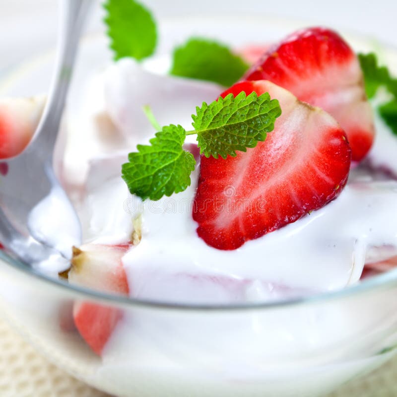 Erdbeeren Mit Joghurt- Und Zitroneminze Stockbild - Bild von joghurt ...