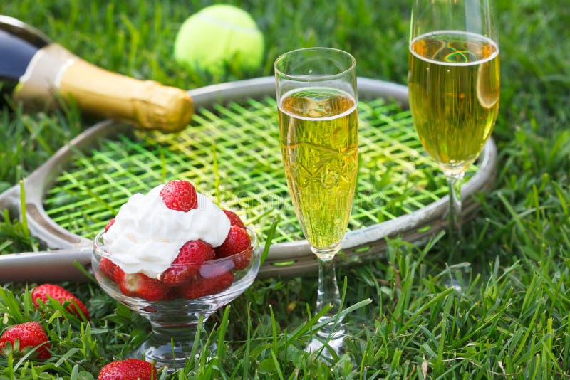 Erdbeeren Und Champagner Mit Tennisausr?stung Auf Wimbledon-Turnier ...