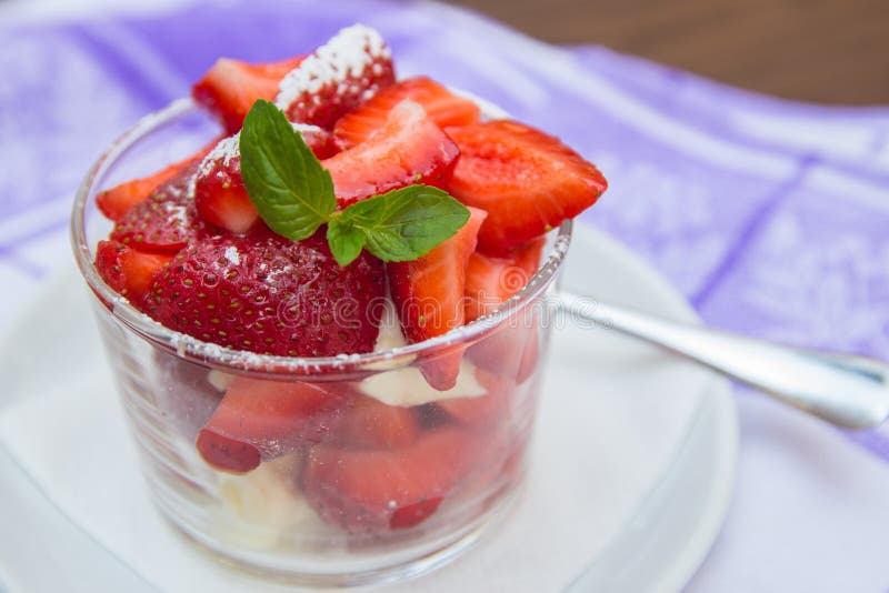 Erdbeeren Mit Gepeitschter Sahne Stockbild - Bild von wimbledon, frucht ...