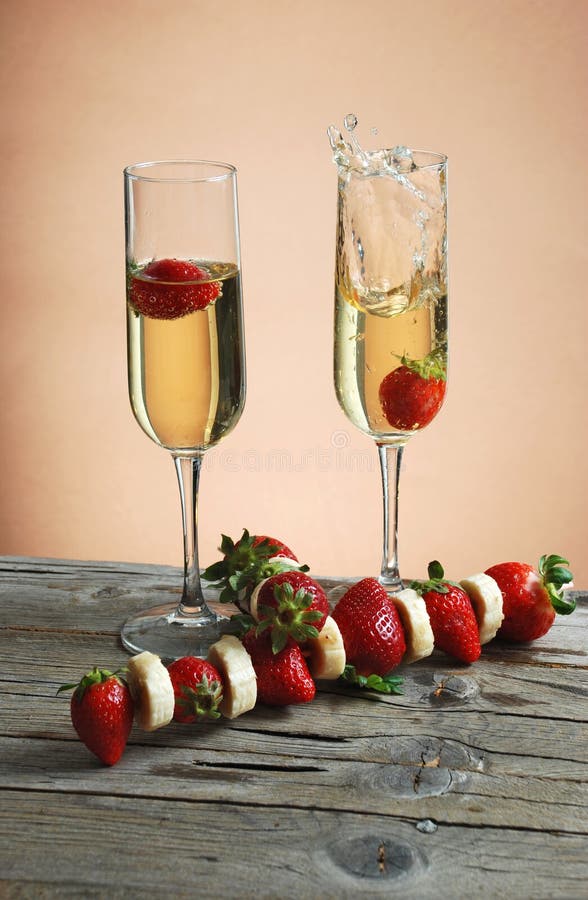 Erdbeeren und Champagner stockfoto. Bild von liebe, geschenk - 21653956