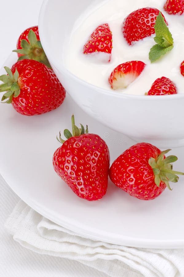 Erdbeeren und Joghurt. stockbild. Bild von sommer, geschmackvoll - 3199623