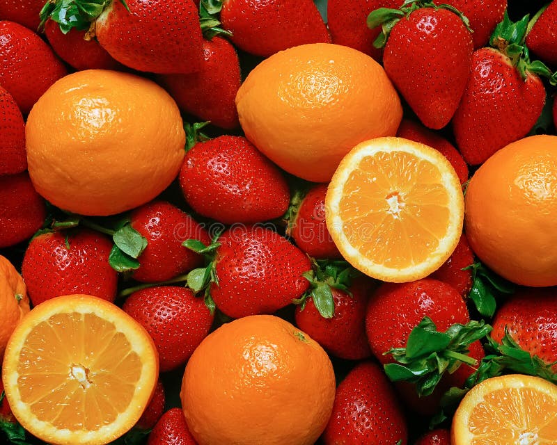 Erdbeeren und Orangen stockfoto. Bild von orange, farbe - 3251136