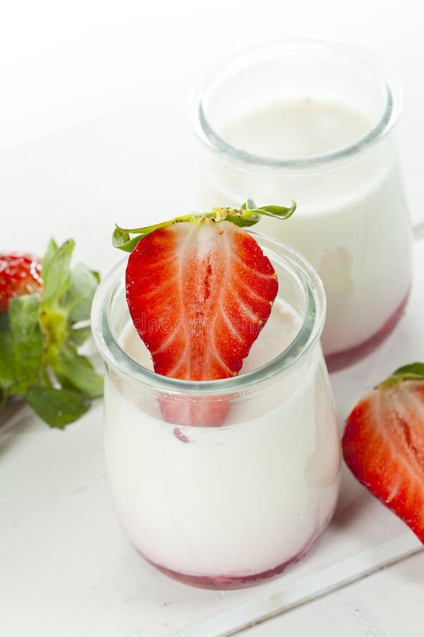 Erdbeerjoghurt stockfoto. Bild von glas, frucht, molkerei - 28865496
