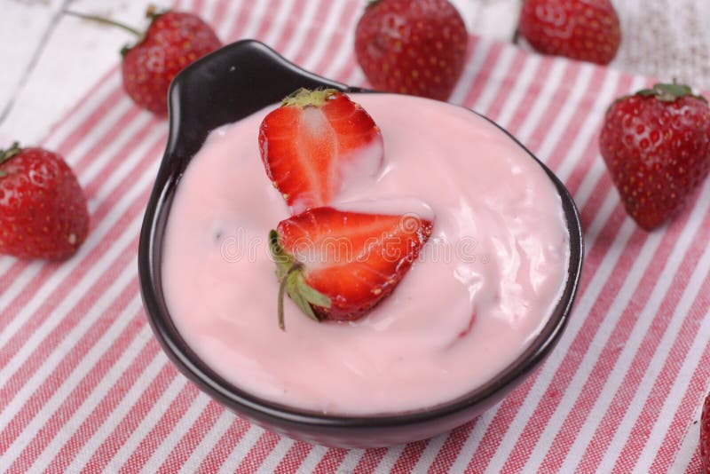 Erdbeerjoghurt stockfoto. Bild von nachtisch, milch, esswaren - 78136486