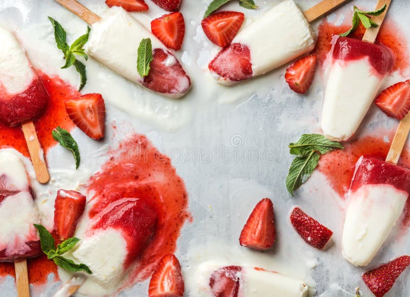 Erdbeerjoghurt-Eiscremeeis am stiel mit Minze lizenzfreies stockfoto Erdbeerjoghurt-Eiscremeeis am stiel mit Minze lizenzfreies stockfoto