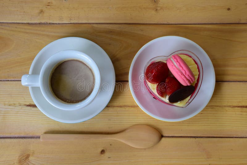 Erdbeerkuchen und -kaffee stockbilder Erdbeerkuchen und -kaffee stockbilder