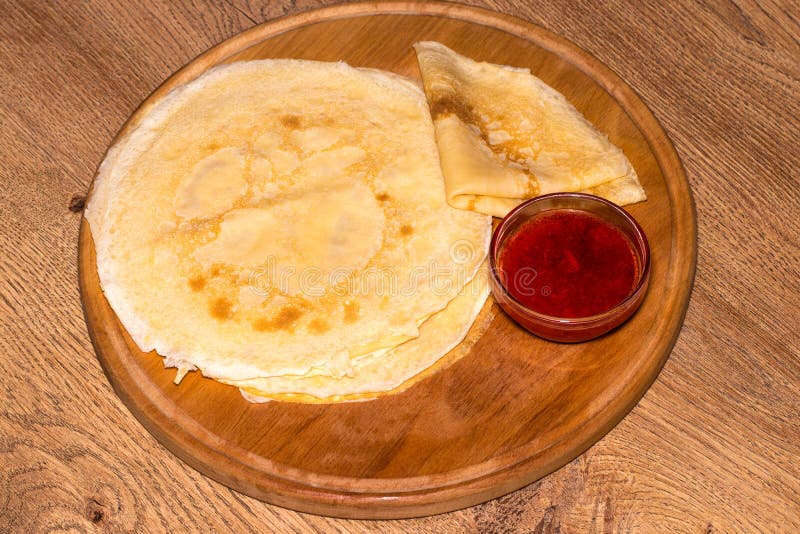 Erdbeermarmelade auf einem Stapel Pfannkuchen Russischer Blini auf dem tabl lizenzfreies stockfoto Erdbeermarmelade auf einem Stapel Pfannkuchen Russischer Blini auf dem tabl lizenzfreies stockfoto