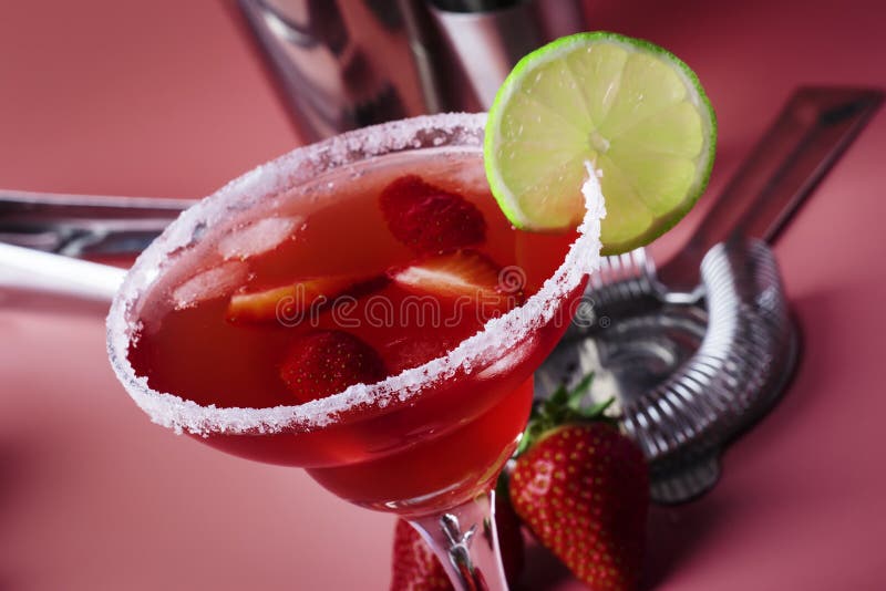 Erdbeerroter Margarita-alkoholischer Cocktail mit Tequila, Likör, Beeren, Kalksaft, Zucker und Eis, rosa Hintergrund, Kopierplatz lizenzfreie stockbilder Erdbeerroter Margarita-alkoholischer Cocktail mit Tequila, Likör, Beeren, Kalksaft, Zucker und Eis, rosa Hintergrund, Kopierplatz lizenzfreie stockbilder