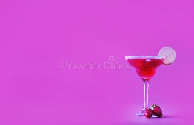 Erdbeerroter Margarita-alkoholischer Cocktail mit Tequila, Likör, Beeren, Kalksaft, Zucker und Eis, rosa Hintergrund, Kopierplatz stockfotografie Erdbeerroter Margarita-alkoholischer Cocktail mit Tequila, Likör, Beeren, Kalksaft, Zucker und Eis, rosa Hintergrund, Kopierplatz stockfotografie