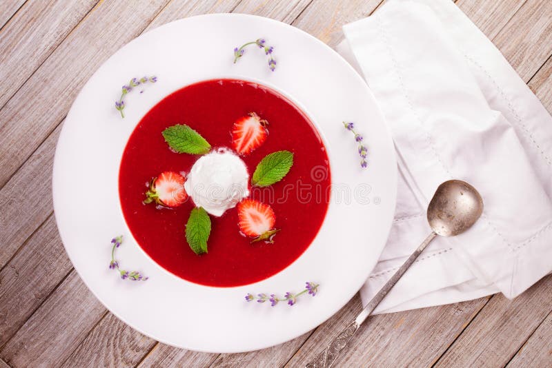 Erdbeersuppe Mit Eiscreme Und Minze Stockfoto - Bild von getränk, diät ...