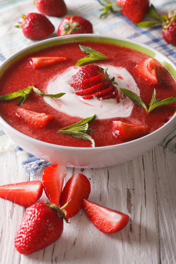 Erdbeersuppe Mit Minzen- Und Sauerrahmnahaufnahme Vertikal Stockfoto ...