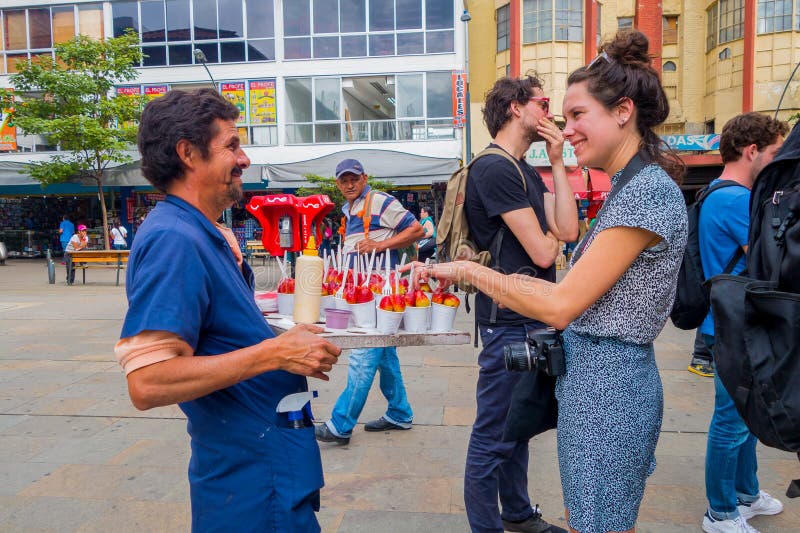 Erdbeerverkäufer in den Straßen von Medellin lizenzfreies stockbild Erdbeerverkäufer in den Straßen von Medellin lizenzfreies stockbild
