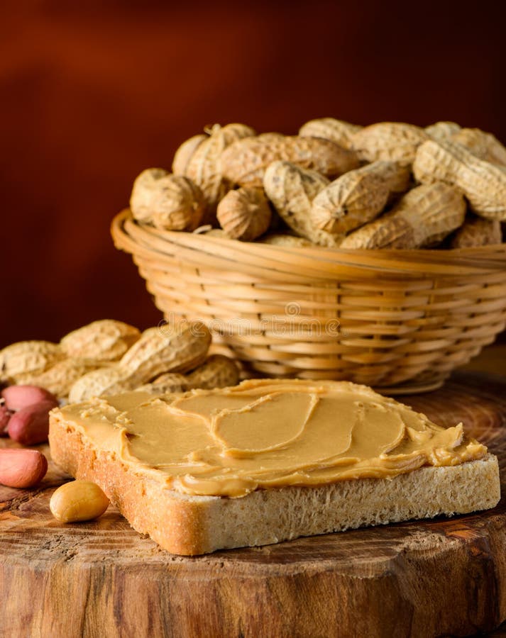 Erdnussbutter auf Brot stockbild. Bild von gebraten, verwischt - 65802343