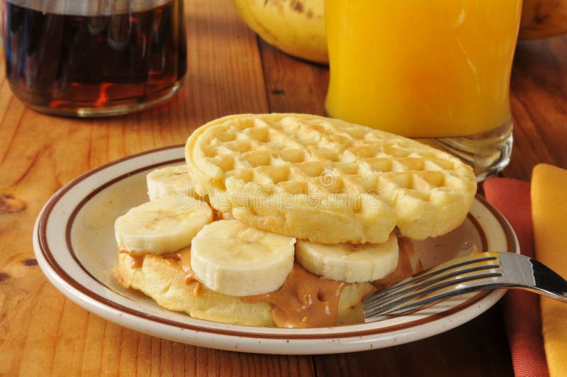 Erdnussbutter-Bananensandwich Auf Einer Waffel Stockfoto - Bild von ...