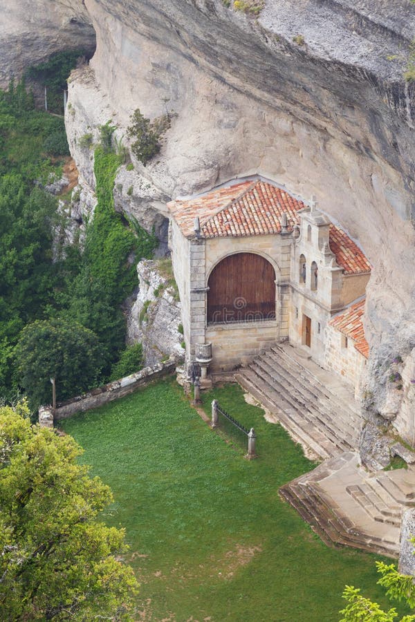 Eremo e caverna antichi del san Bernabe, a Burgos, la Spagna immagini stock Eremo e caverna antichi del san Bernabe, a Burgos, la Spagna immagini stock