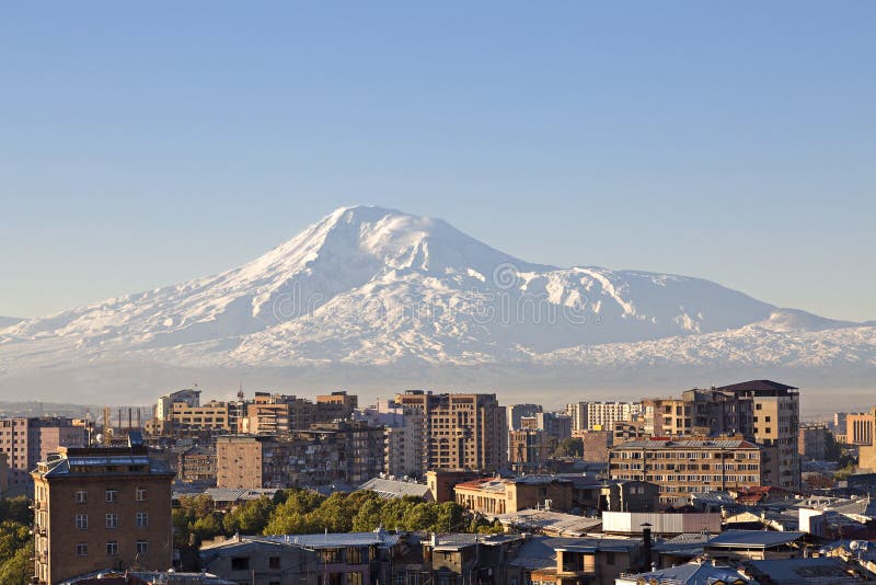 Ereván, capital de Armenia en la salida del sol con el monte Ararat en el fondo imagenes de archivo Ereván, capital de Armenia en la salida del sol con el monte Ararat en el fondo imagenes de archivo