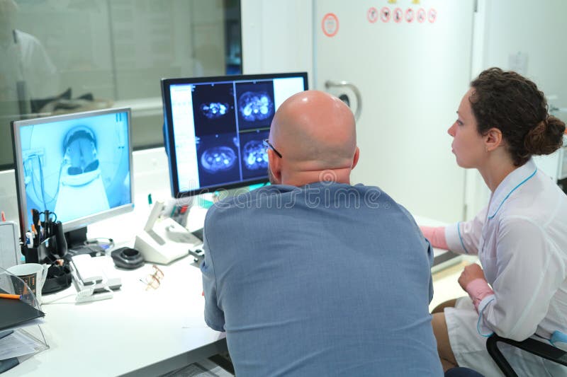 Erfahrene Ärztin und ihre Assistentin, die stockbild