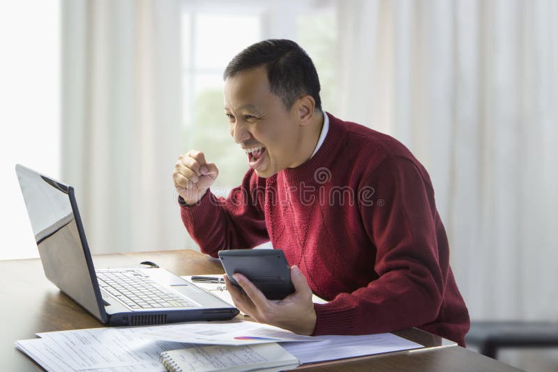 Erfolg der Arbeit zu Hause lizenzfreie stockfotografie Erfolg der Arbeit zu Hause lizenzfreie stockfotografie