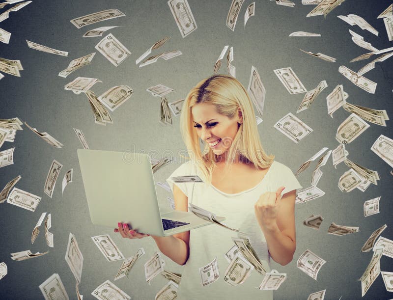 Erfolgreiche Frau, die den Laptop aufbaut das on-line-Geschäft macht die GeldDollarscheine abfallen verwendet stockfoto Erfolgreiche Frau, die den Laptop aufbaut das on-line-Geschäft macht die GeldDollarscheine abfallen verwendet stockfoto