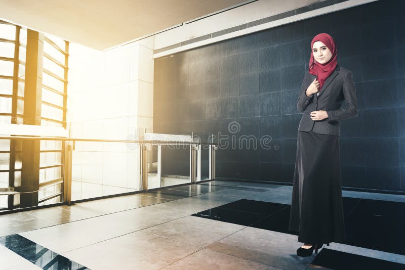 Erfolgreiche Geschäftsfrau mit der Klage, stehend, Buch im modernen Büro halten stockfoto Erfolgreiche Geschäftsfrau mit der Klage, stehend, Buch im modernen Büro halten stockfoto