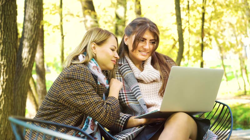 Erfolgreiche Geschäftsfrauen mit Laptop im Garten