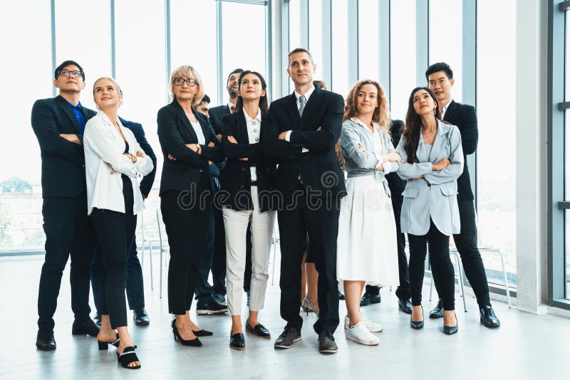 Erfolgreiche Geschäftsleute stehen zusammen lizenzfreies stockbild