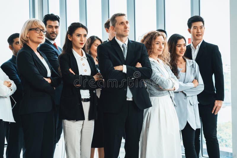 Erfolgreiche Geschäftsleute stehen zusammen lizenzfreies stockfoto