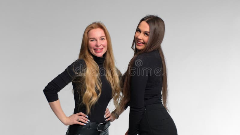 Erfolgreiche und glückliche Mädchen blonde und brunette glücklich in ihrem Glück