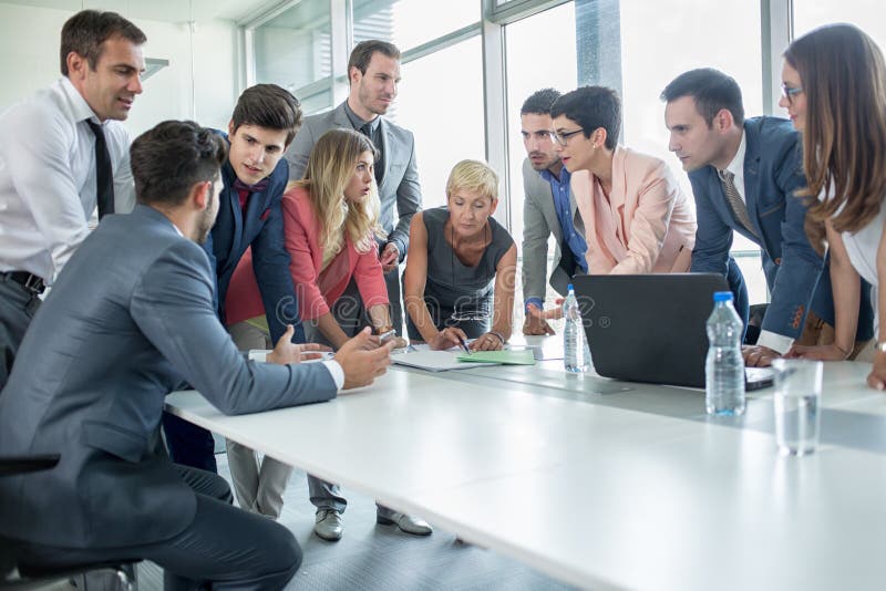 Erfolgreiche Unternehmensleute, die ein Geschäftstreffen haben lizenzfreies stockfoto