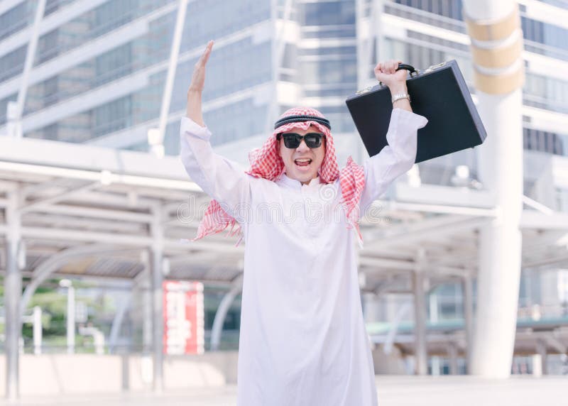 Erfolgreicher arabischer Geschäftsmann im Mittleren Osten Gewinn feiernd stockbilder Erfolgreicher arabischer Geschäftsmann im Mittleren Osten Gewinn feiernd stockbilder