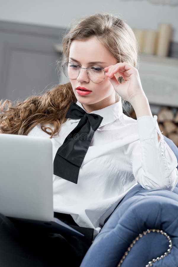 Erfolgreicher Büroangestellter, der im Laptopsitzen arbeitet stockbilder Erfolgreicher Büroangestellter, der im Laptopsitzen arbeitet stockbilder