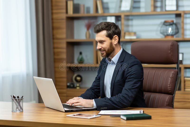 Erfolgreicher Geschäftsmann Rechtsanwalt, der in klassisch-modernem Büro arbeitet und mit der Arbeit zufrieden ist lizenzfreie stockfotos