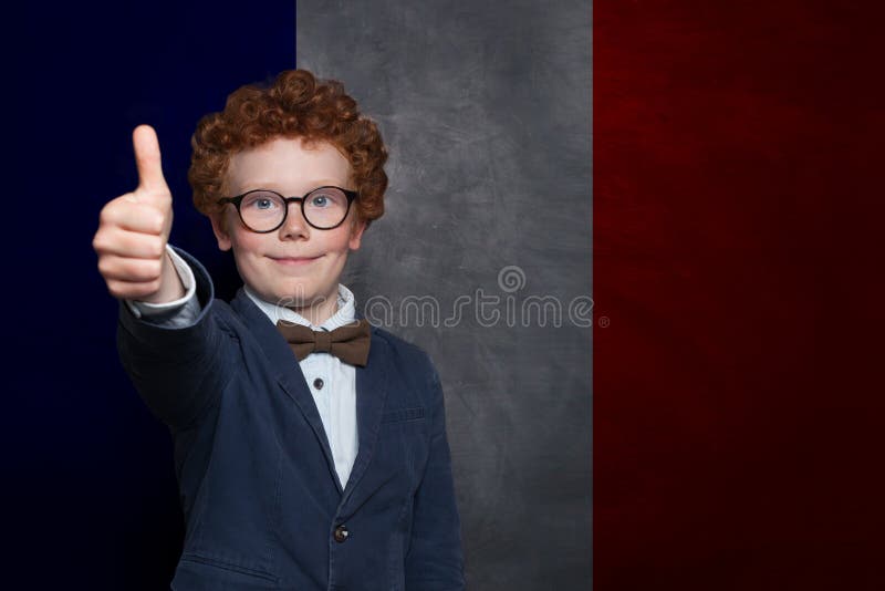 Erfolgreicher Junge unter französischer Flagge. Bildungsreiselager und Studiensprache in Frankreich Konzept stockfoto
