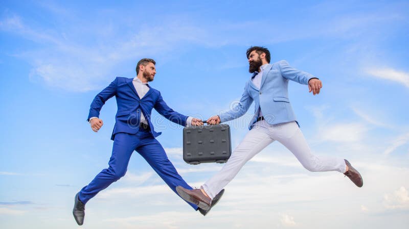 Erfolgreiches Geschäft zwischen Geschäftsmännern Einfaches Abkommengeschäft Geschäftsmänner springen mittlere Luft der Fliege wäh lizenzfreies stockbild Erfolgreiches Geschäft zwischen Geschäftsmännern Einfaches Abkommengeschäft Geschäftsmänner springen mittlere Luft der Fliege wäh lizenzfreies stockbild
