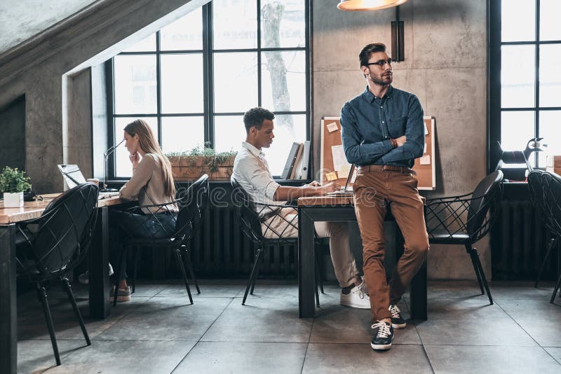 Erfolgreiches Geschäfts-Team Junge moderne Leute in intelligentem zufälligem wir stockbilder Erfolgreiches Geschäfts-Team Junge moderne Leute in intelligentem zufälligem wir stockbilder
