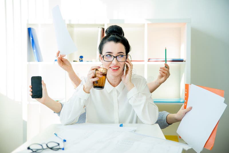 Erfolgreiches Geschäftsfraumultitasking stockbild