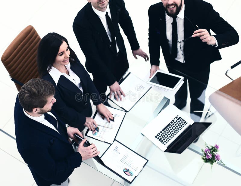 Erfolgreiches Geschäftsteam bereitet sich auf die Präsentation eines neuen Finanzprojekts des Unternehmens vor lizenzfreie stockfotos