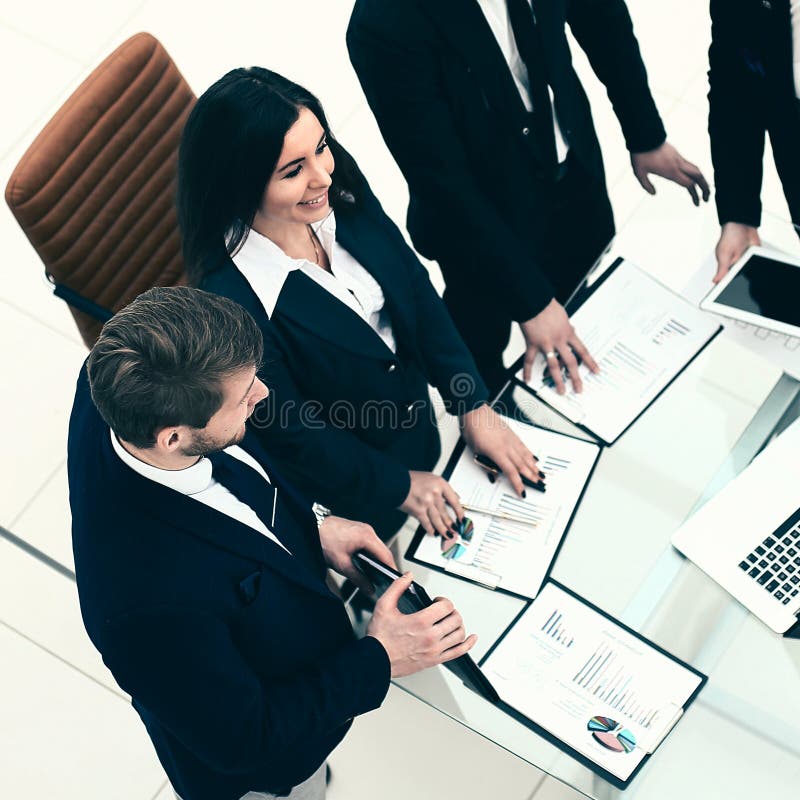Erfolgreiches Geschäftsteam bereitet sich auf die Vorlage eines neuen Finanzprojektes des Unternehmens vor stockfotos
