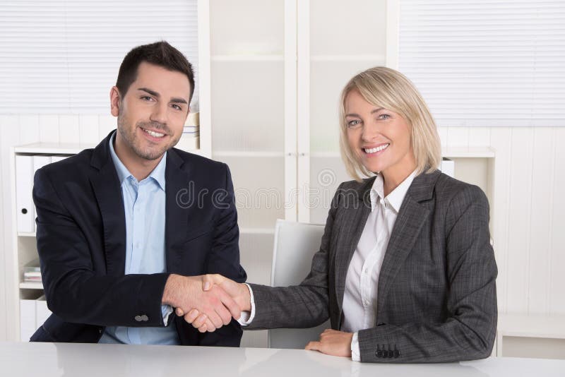 Erfolgreiches Geschäftstreffen mit Händedruck: Kunde und Kunde lizenzfreie stockfotografie Erfolgreiches Geschäftstreffen mit Händedruck: Kunde und Kunde lizenzfreie stockfotografie