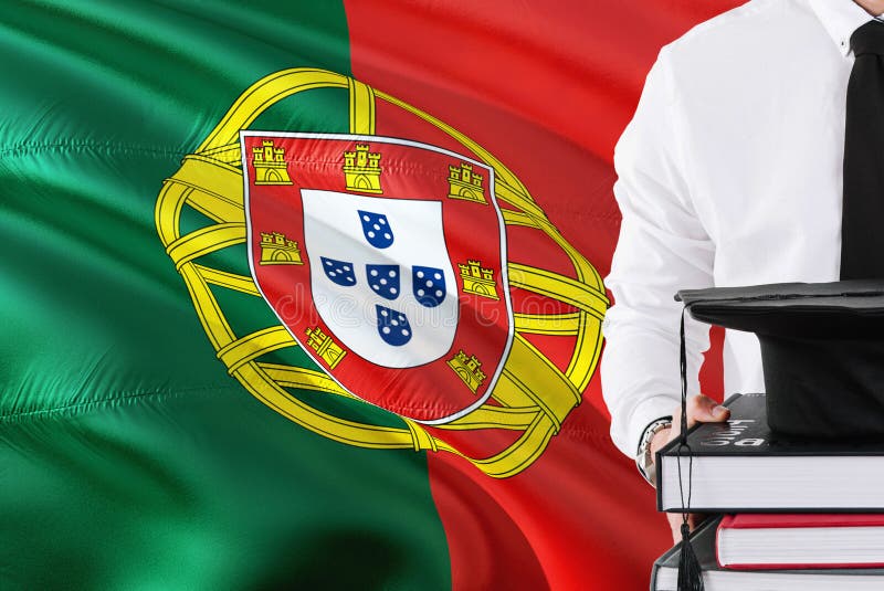Erfolgreiches portugiesisches Studentenausbildungskonzept Halten von Büchern und von Staffelungskappe über Portugal-Flaggenhinter stockfotografie Erfolgreiches portugiesisches Studentenausbildungskonzept Halten von Büchern und von Staffelungskappe über Portugal-Flaggenhinter stockfotografie