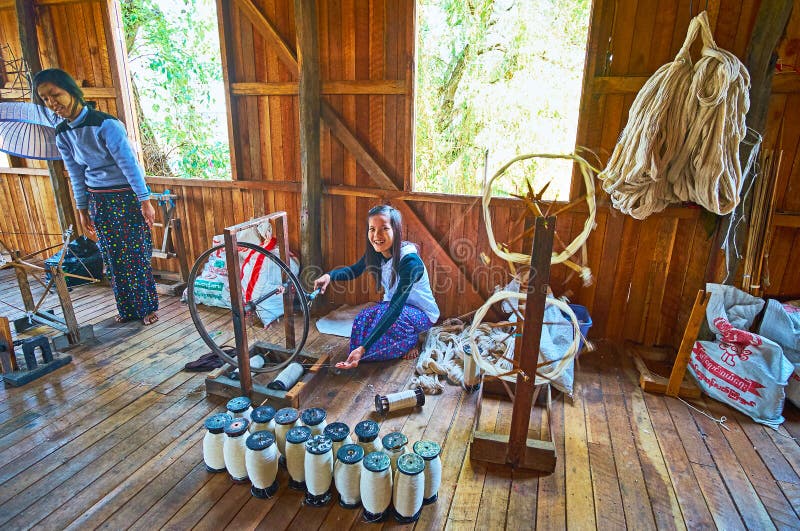 Erforschen Sie die Hand, die auf Inle See, Myanmar spinnt stockfotos Erforschen Sie die Hand, die auf Inle See, Myanmar spinnt stockfotos