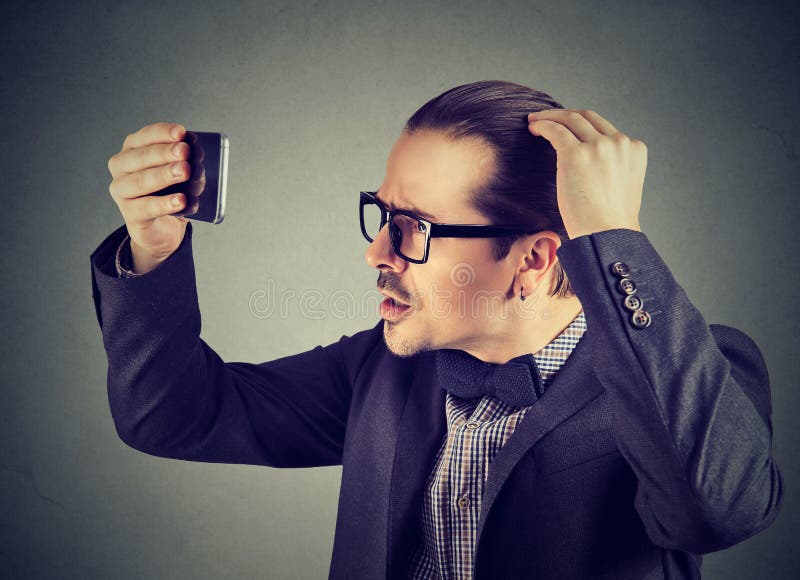 Erforschungshaargesundheit des formalen Mannes stockbild Erforschungshaargesundheit des formalen Mannes stockbild