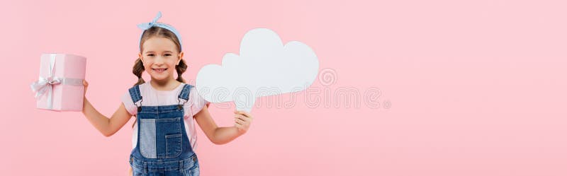 Erfreutes Kind Gedanken lächelt und hält stockbild