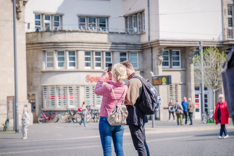Erfurt, Alemanha 7 de abril de 2019 Pares que est?o no centro da cidade Mulher que faz uma imagem fotos de stock Erfurt, Alemanha 7 de abril de 2019 Pares que est?o no centro da cidade Mulher que faz uma imagem fotos de stock