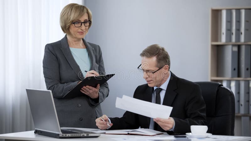 Erfüllter männlicher Chef glücklich mit korrektem Bericht durch Frauenbuchhalter, gute erledigte Arbeit lizenzfreie stockfotos Erfüllter männlicher Chef glücklich mit korrektem Bericht durch Frauenbuchhalter, gute erledigte Arbeit lizenzfreie stockfotos