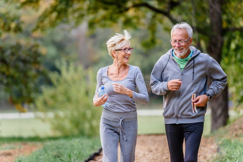 Erg actief ouder paar dat in het park jogging